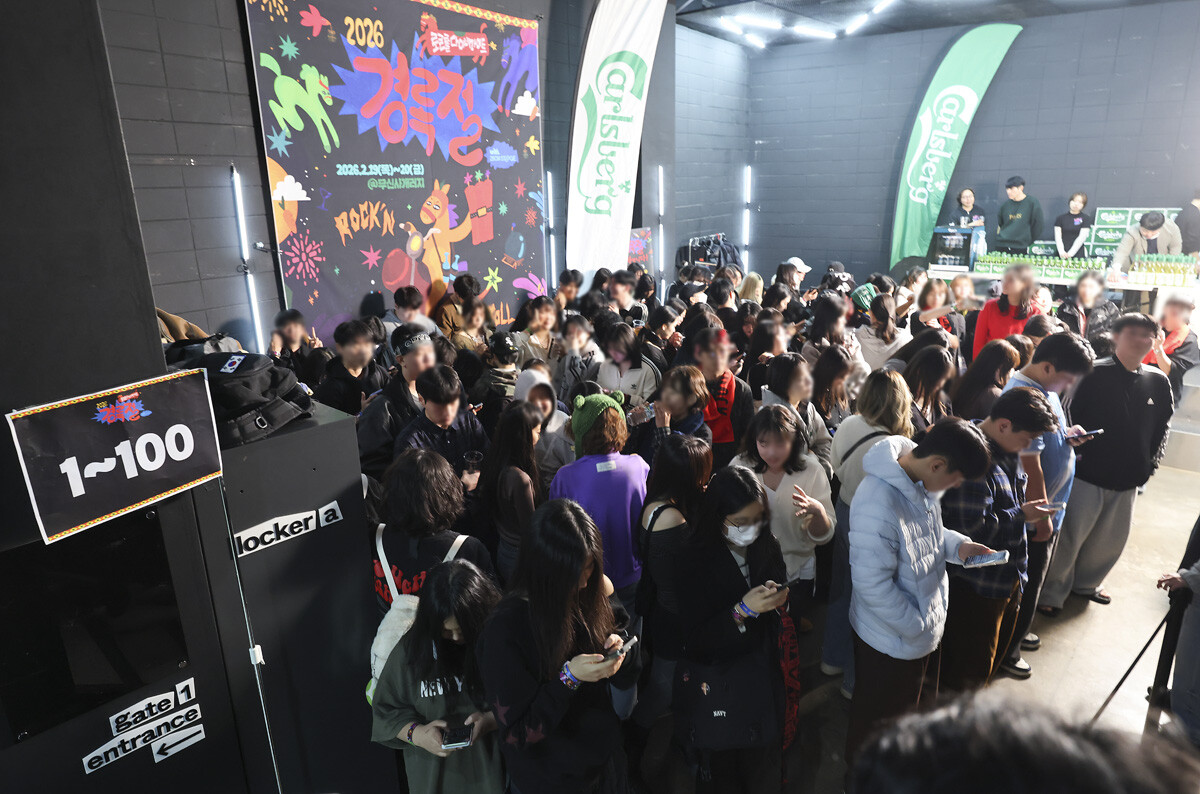 팬들이 '경록절' 공연 입장을 대기하고 있다.