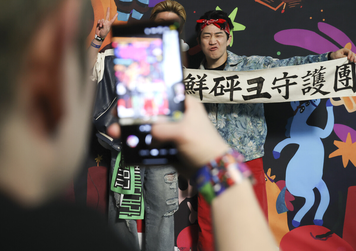 한경록이 팬과 기념촬영을 하고 있다.