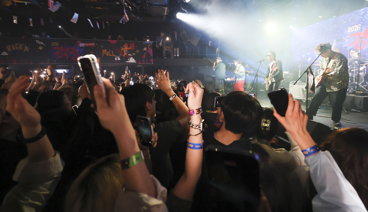 엔딩 무대로 크라잉넛이 무대에 오르자 관중들이 하나가 되어 호응을 하고 있다.