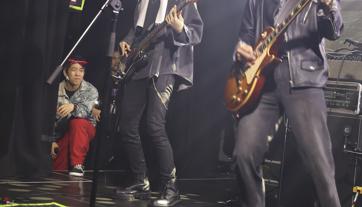 한경록이 무대 뒤에서 후배들의 무대를 흐뭇한 표정으로 지켜보고 있다.