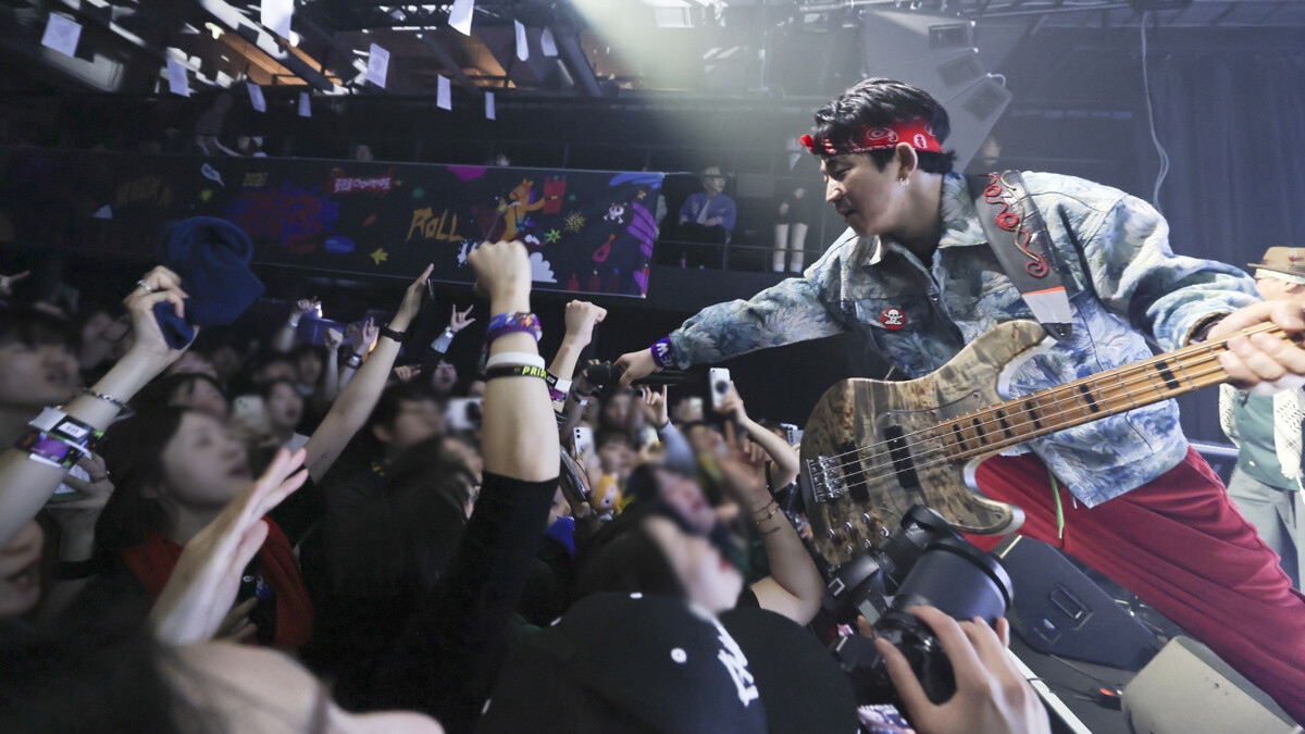 한경록이 관중석 가까이 다가가 팬들과 함께 공연을 즐기고 있다.