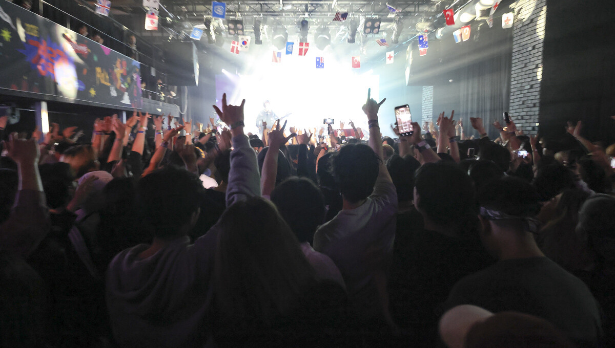 공연장을 찾은 모든 관중들이 하나가 되는 열정적인 무대가 진행됐다.