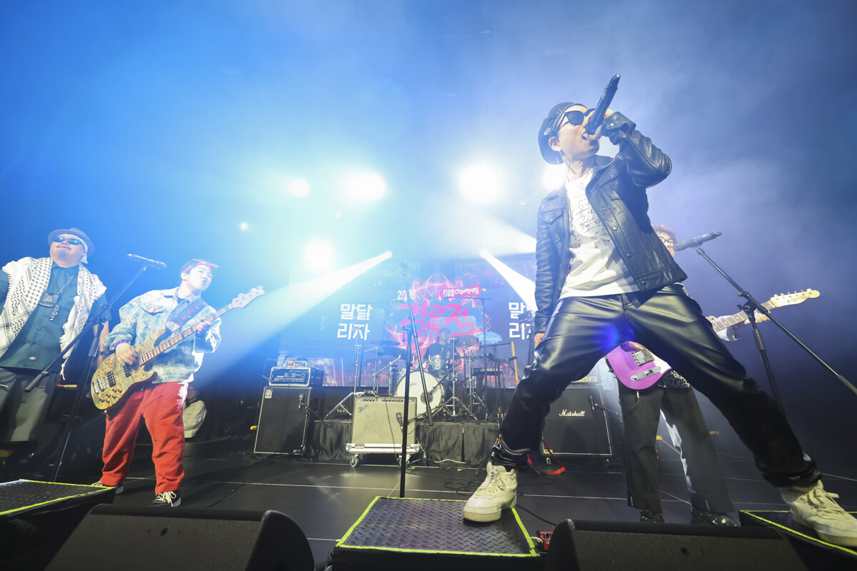 데뷔 30주년을 맞은 크라잉넛이 옛날과 변함없는 모습으로 무대를 선보이고 있다.