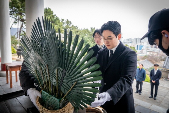 예비후보 등록 후 충렬사를 찾아 헌화하는 모습. 사진=정이한 예비후보 캠프 제공