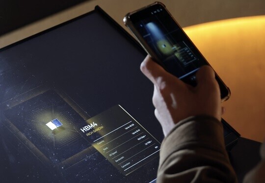 2025년 10월 서울 강남구 코엑스에서 열린 제27회 반도체 대전(SEDEX 2025)을 찾은 관람객이 SK하이닉스 HBM4 실물을 살펴보고 있다. 사진=박정훈 기자