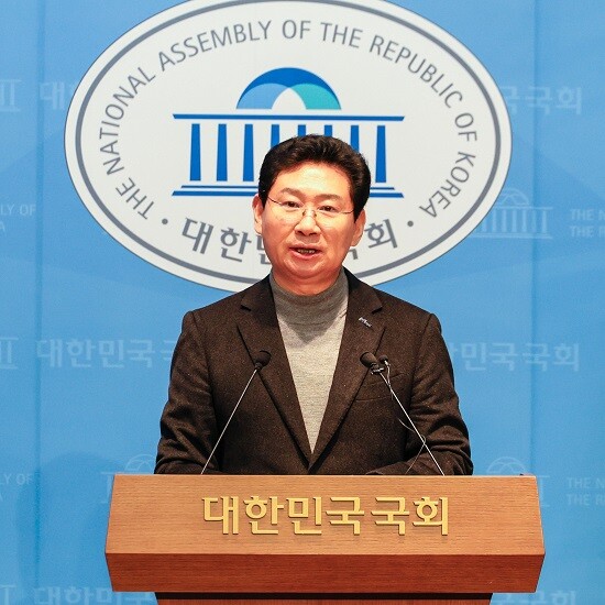 이상일 용인특례시장이 24일 국회 소통관에서 기자회견을 열고 있다. 사진=용인특례시 제공