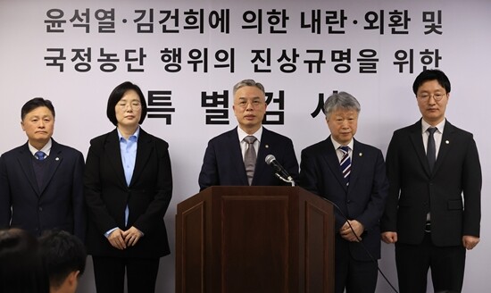 권창영 특별검사가 2월 25일 과천 사무실에서 윤석열ㆍ김건희에 의한 내란ㆍ외환 및 국정농단 행위의 진상규명을 위한 특별검사 사무실 현판식을 마치고 특검보들과 입장발표를 하고 있다. 사진 =연합뉴스