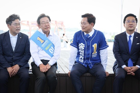 2022년 5월 30일 수도권 서부 대개발을 위한 정책협약 기자회견에 나섰던 이재명 대통령과 송영길 전 대표. 사진=송영길 서울시장 선거캠프 제공