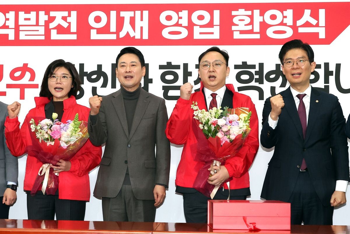 장동혁 대표가 25일 지역발전 인재 영입 환영식에서 손정화 이사, 정진우 매니저, 조정훈 인재영입위원장과 기념 촬영을 하고 있다. 사진=연합뉴스
