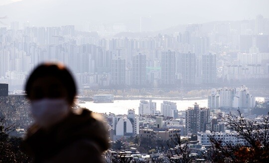 서울 용산구 남산에서 바라 본 서울 시내 아파트 단지. 사진=최준필 기자