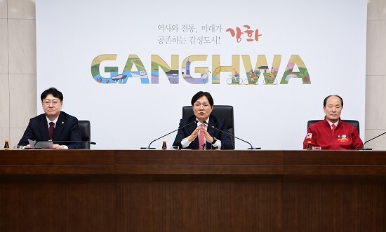 박용철 강화군수가 24일 기자회견을 열고 있다. 사진=강화군 제공
