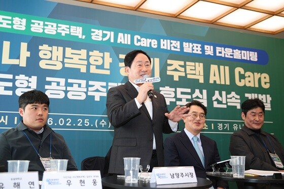 주광덕 남양주시장(왼쪽 두번째)이 김동연 경기도지사(오른쪽 두번째)가 주재한 '달달버스 시즌2' 타운홀미팅에서 왕숙신도시 교통 현안에 대해 발언하고 있다. 사진=남양주시 제공