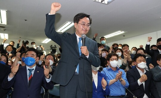 2022년 6월 2일 제8회 지방선거 경기도지사 선거에서 개표 막판 극적으로 역전하며 승리한 김동연 당시 더불어민주당 경기도지사 후보가 경기 수원시 선거사무소 개표상황실에서 당선 소감을 말하고 있다. 사진=최준필 기자