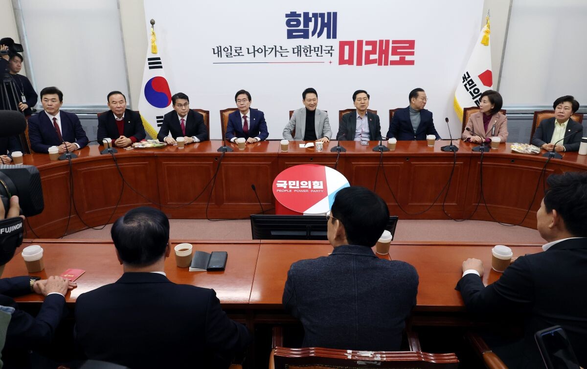 장동혁 대표가 26일 국회에서 중진 의원들과 면담하고 있다. 사진=연합뉴스