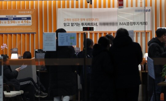 코스피 급등세에 개인투자자들의 투자 셈법도 복잡해지고 있다. 불장에 증시 대기성 자금인 투자자예탁금도 늘고 있다. 서울 한 증권사 객장 모습. 사진=연합뉴스