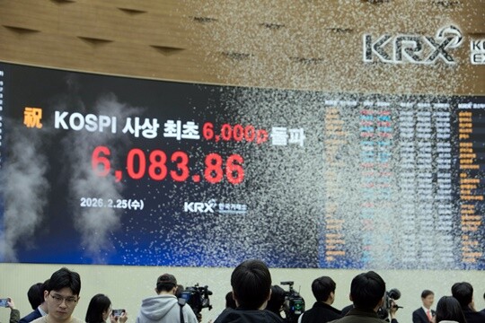 '6000피' 시대의 막이 오르면서 시장의 시선은 다음 고지인 코스피 7000p로 향하고 있다. 2월 25일 서울 여의도 한국거래소에서 코스피 6000p 돌파 축하 행사가 열렸다. 사진=이종현 기자