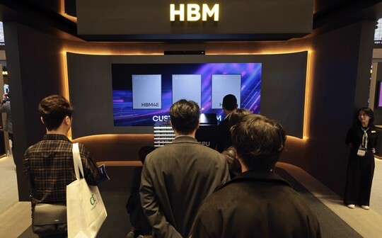 반도체 업종의 약진에 힘입어 코스피 상장사들의 올해 이익은 늘어날 것으로 전망된다. 2025년 10월 서울 강남구 코엑스에서 열린 제27회 반도체 대전(SEDEX 2025)을 찾은 관람객이 SK하이닉스 HBM4 실물을 살펴보고 있다. 사진=박정훈 기자