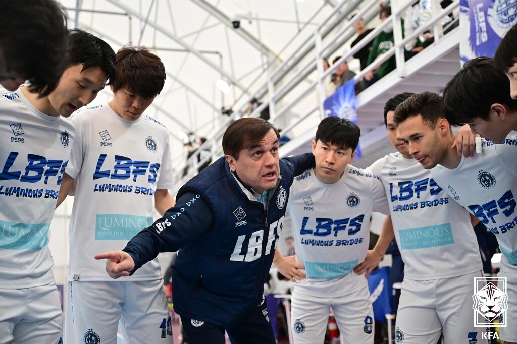 포르투갈 출신 파울로 페르난데스 감독은 LBFS와 국가대표팀 감독을 겸직하고 있다. 사진=KFA 제공