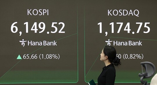 코스피가 상승 출발한 26일 오전 하나은행 딜링룸. 사진=연합뉴스