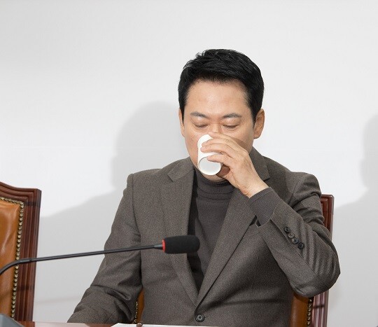 2월 19일 오전 서울 여의도 국회에서 열린 국민의힘 최고위원회의에 참석한 장동혁 대표가 물을 마시고 있다. 사진=이종현 기자