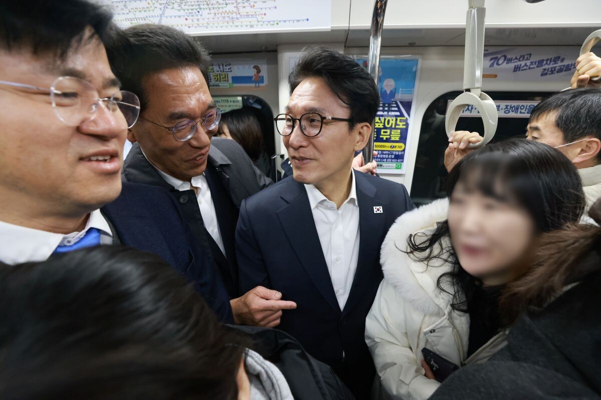 김민석 국무총리가 27일 경기도 김포시 사우역에서 김포 골드라인 열차를 타고 승객 과밀 상황을 점검하고 있다. 사진=연합뉴스