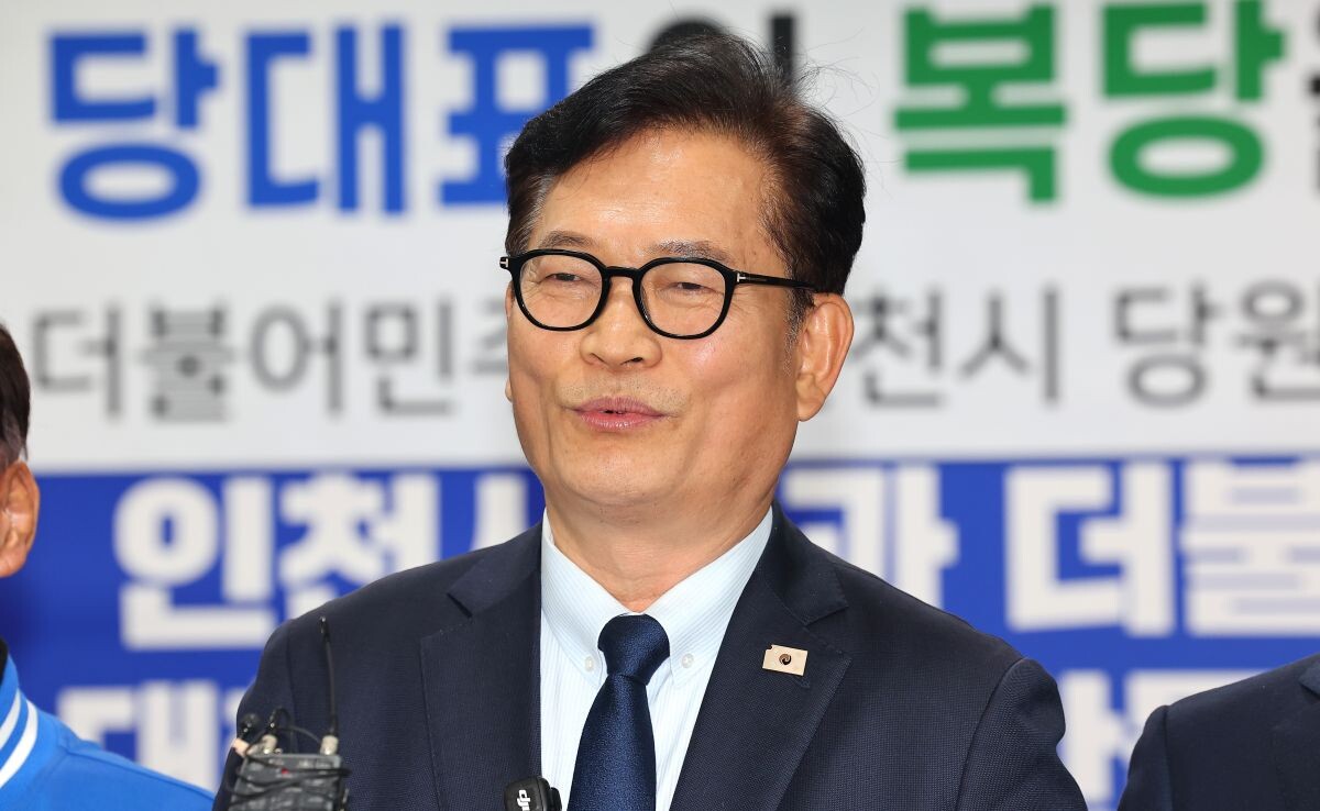 송영길 전 의원이 지난 20일 인천 남동구 인천시당을 찾아 고남석 시당위원장에게 복당 신청서를 제출한 뒤 소감을 밝히고 있다. 사진=연합뉴스