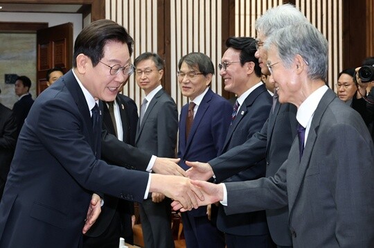 시정연설을 위해 국회를 방문한 이재명 대통령(왼쪽)이 2025년 11월 4일 국회의장접견실에서 열린 환담에서 조희대 대법원장(오른쪽)과 악수하고 있다. 사진=국회사진기자단