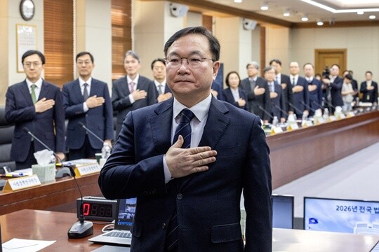 박영재 법원행정처장을 비롯한 법원장들이 2월 25일 오후 서울 서초구 대법원 청사에서 열린 전국법원장회의 임시회의에서 국민의례를 하고 있다. 회의 안건은 재판소원 도입, 법왜곡죄 신설, 대법관 증원 법안 등이다. 사진=박정훈 기자