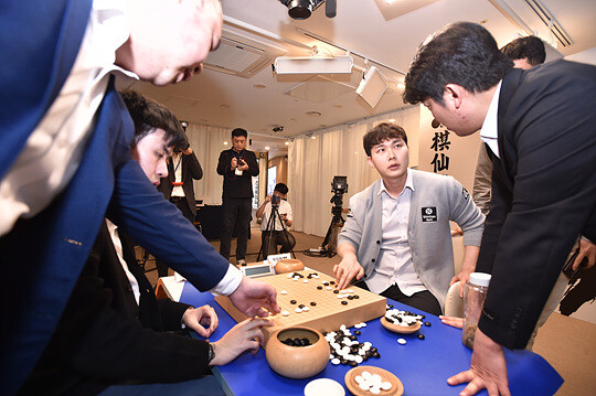 대국 직후 복기 모습. 박정환이 종합전적 2-1로 왕싱하오를 꺾고 세계 기선전 초대 우승의 영예를 안았다. 사진=한국기원 제공