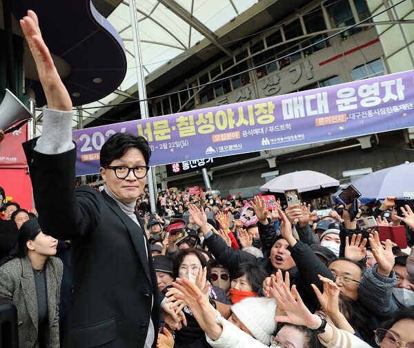 한동훈 전 대표가 27일 대구 서문시장을 방문한 가운데 지지자들이 환영을 표하고 있다. 사진=남경원 기자