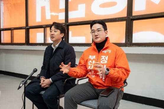 정이한 개혁신당 부산시장 예비후보가 이준석 대표와 함께 현장 간담회를 갖는 장면. 사진=정이한 캠프 제공