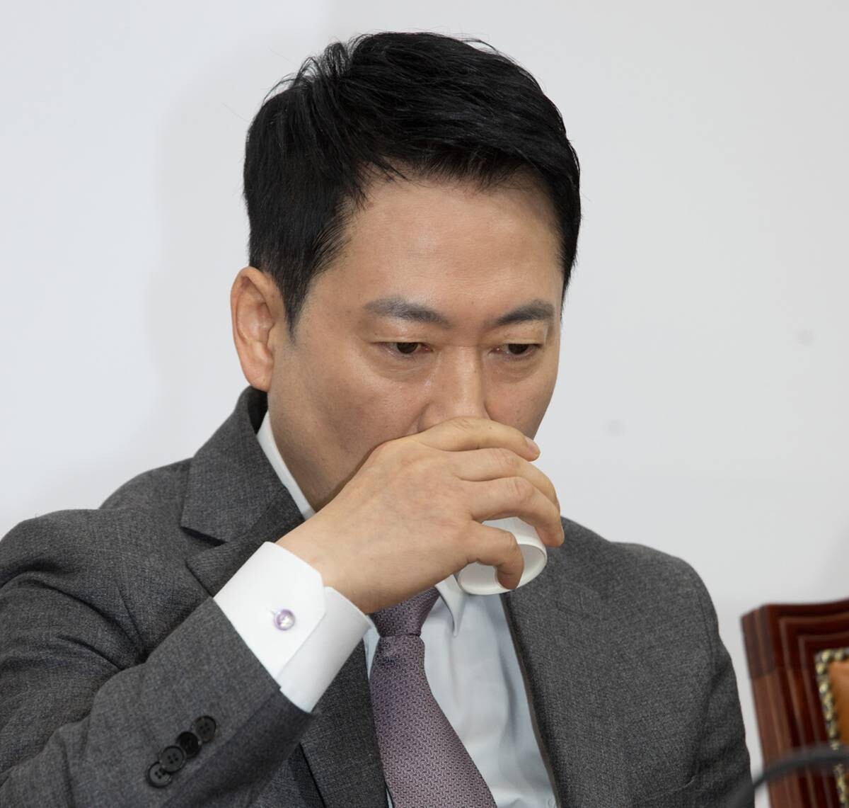 23일 오전 국회에서 열린 국민의힘 최고위원회의에서 장동혁 대표가 물을 마시고 있다. 사진=이종현 기자