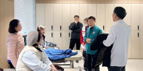 신상진 성남시장이 28일 발생한 분당구 백현동 소재 상가 화재로 피해를 입고 입원한 환자들을 찾아 위로의 말을 전하고 있다. 사진=성남시 제공