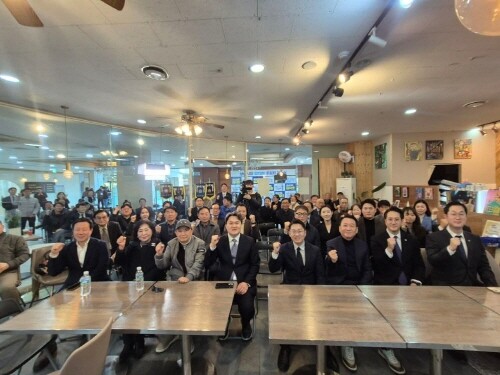 28일 성남시 분당구 서현동에서 열린 김지호 성남시장 예비후보의 후원회 사무실 개소식에 많은 정치인과 지지자들이 모여 성황을 이뤘다. 사진=김지호 예비후보 SNS