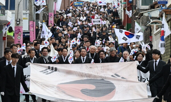 유정복 인천시장이 제107주년 3.1절인 1일 창영초등학교 일대에서 시민들과 만세운동 시가행진을 재현하고 있다. 사진=인천시 제공