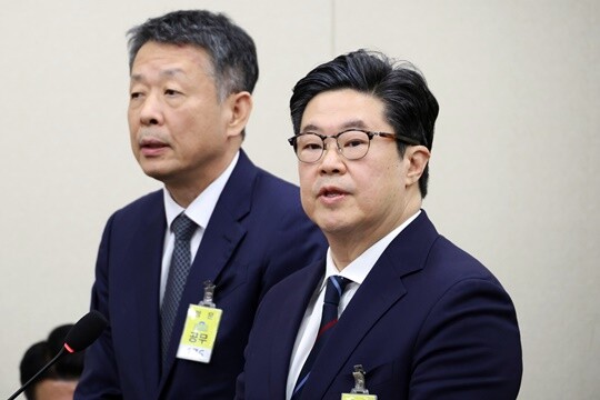 지난해 10월  MBK파트너스의 김광일 부회장(왼쪽)과 김병주 회장이 국회 정무위원회에서 열린 공정거래위원회 등에 대한 국정감사에 증인으로 출석해 의원 질의를 듣고 있다. 사진=박은숙 기자