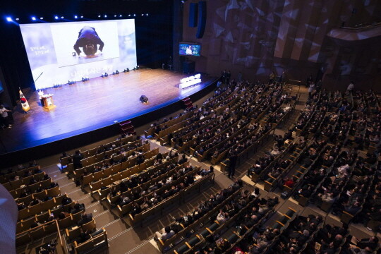 머리를 바닥에 닿을 정도로 숙여 큰절을 하는 김동연 지사. 사진=출판사 더봄 제공