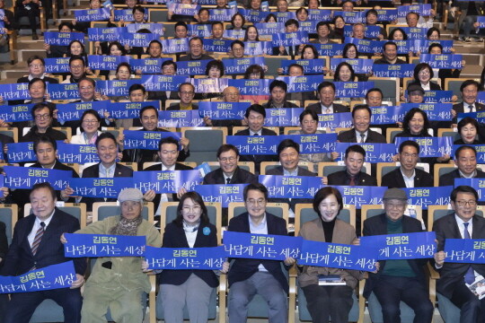 출판기념회 현장. 김동연 지사 내외와 은사 이경복 선생, 정대철 헌정회장 등이 자리했다. 사진=출판사 더봄 제공