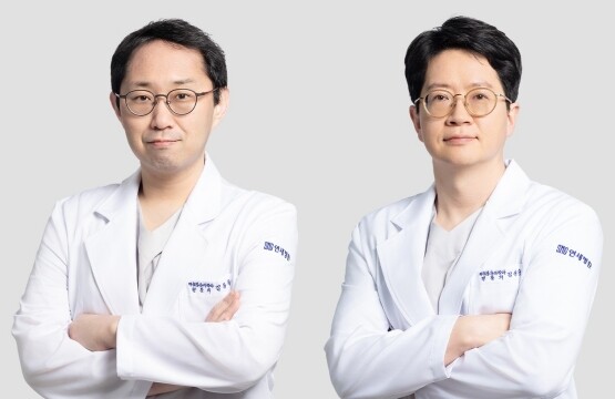 왼쪽부터 마취통증의학과 전문의 김동욱 과장, 김상수 과장. 사진=에스엠지 연세병원 제공