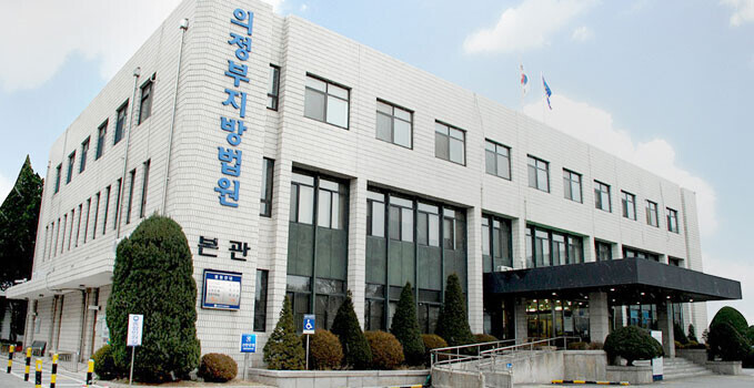 의정부지법 형사11부(오창섭 부장판사)는 성폭력범죄의처벌등에관한특례법 위반(촬영물 등 이용협박), 스토킹범죄의처벌등에관한법률 위반 등의 혐의로 재판에 넘겨진 20대 여성 A 씨에 대해 징역 1년 6개월을 선고했다. 사진=의정부지방법원 누리집 갈무리