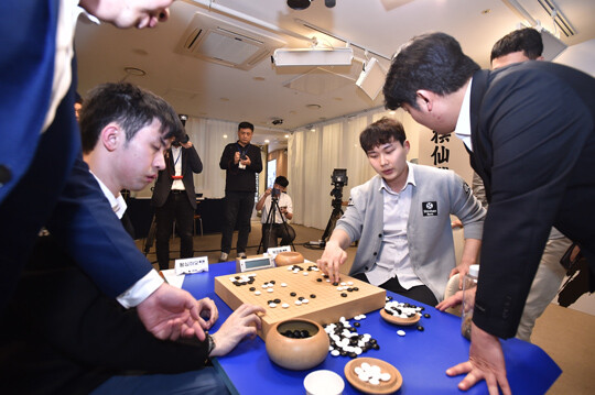 박정환 9단이 신한은행 세계기선전 초대 챔프로 탄생했다. 종국 직후 복기 모습. 사진=한국기원 제공