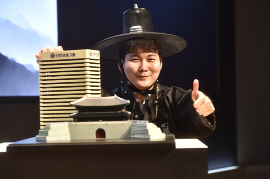 주최 측에서 준비한 시상 복장인 두루마기와 갓을 착용하고 포즈를 취한 박정환 9단. 사진=한국기원 제공