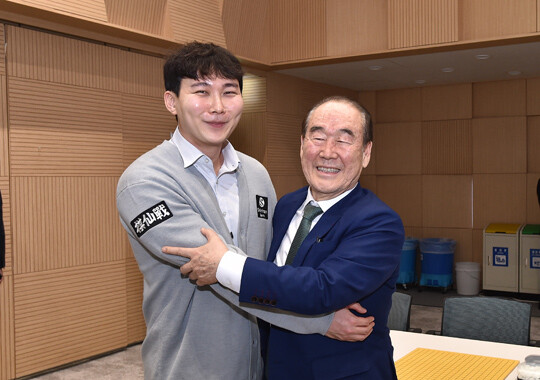 우승을 확정지은 박정환 9단을 꼭 껴안고 환하게 웃고 있는 한국기원 정태순 이사장. 사진=한국기원 제공