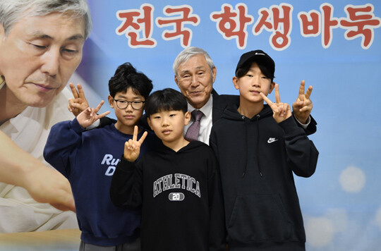 제1회 조훈현배 전국 학생바둑대회가 2월 28일부터 이틀간 전남 영암군 실내체육관서 열렸다. 조훈현 9단이 학생들과 다정한 포즈를 취하고 있다. 사진=한국기원 제공