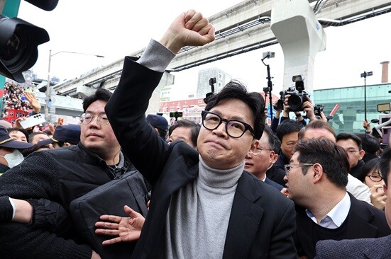 국민의힘 원외 당협위원장 10여 명이 친한(친한동훈)계 전·현직 의원 8명을 한동훈 전 대표의 대구 일정에 동행했다는 이유로 중앙당 윤리위원회에 제소했다. 사진은 한동훈 국민의힘 전 대표가 2월 27일 오후 대구 서문시장을 찾은 자리에서 지지자들에게 인사하고 있다. 사진 = 연합뉴스