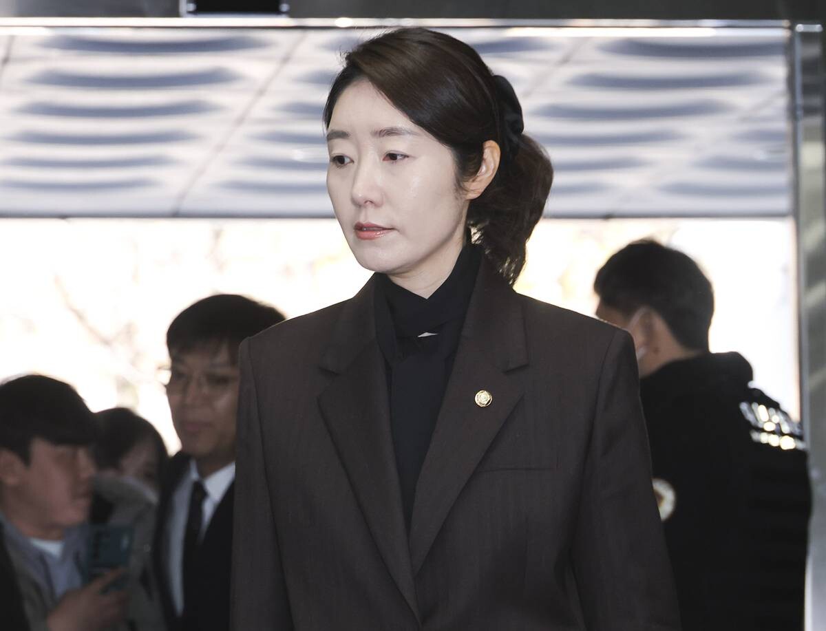 1억 원의 공천헌금을 수수한 혐의를 받는 강선우 무소속 의원이 3일 오후 서울 서초구 서울중앙지방법원에서 열린 구속 전 피의자 심문(영장실질심사)에 출석하고 있다. 사진=박정훈 기자