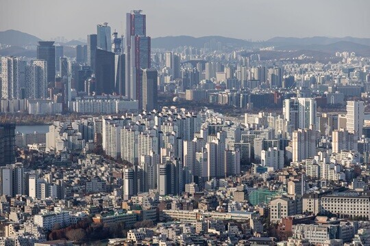 남산에서 바라 본 서울 시내 빌딩 및 아파트 단지 모습. 사진=최준필 기자