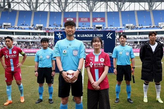 유승은 선수가 매치볼을 전달한 후 기념촬영하고 있다. 사진=용인FC 제공