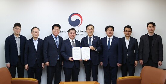 박승원 광명시장이 3일 김윤덕 국토교통부 장관에게 건의문을 전달하고 있다. 사진=광명시 제공