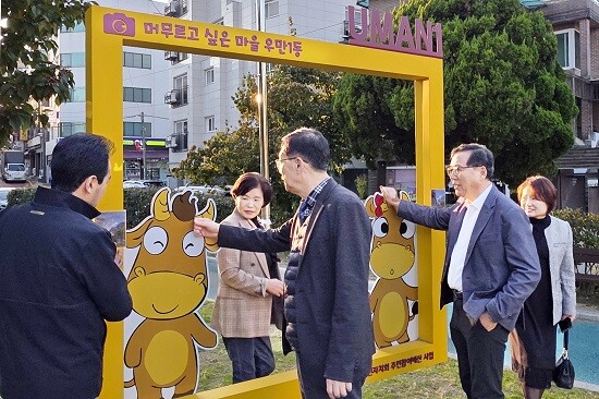 수원시 팔달구 우만1동 주민들이 우리동네 자치계획을 수립하기 위해 현장 조사를 하고 있다. 사진=수원시 제공